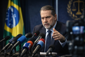 Magistrado em declaração pública diante da imprensa, ilustrando debate sobre imparcialidade judicial, pré-julgamento e devido processo legal.