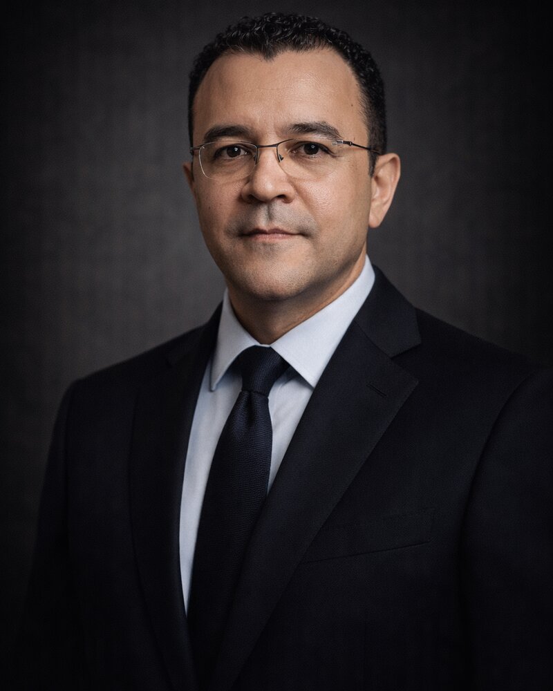 Retrato institucional de Dr. Adriano Magno de Oliveira